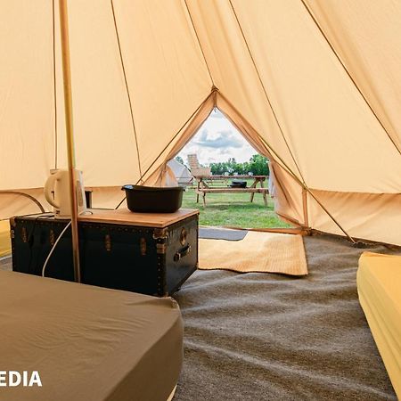 Bell Tent Glamping At Marwell Resort Winchester Eksteriør bilde