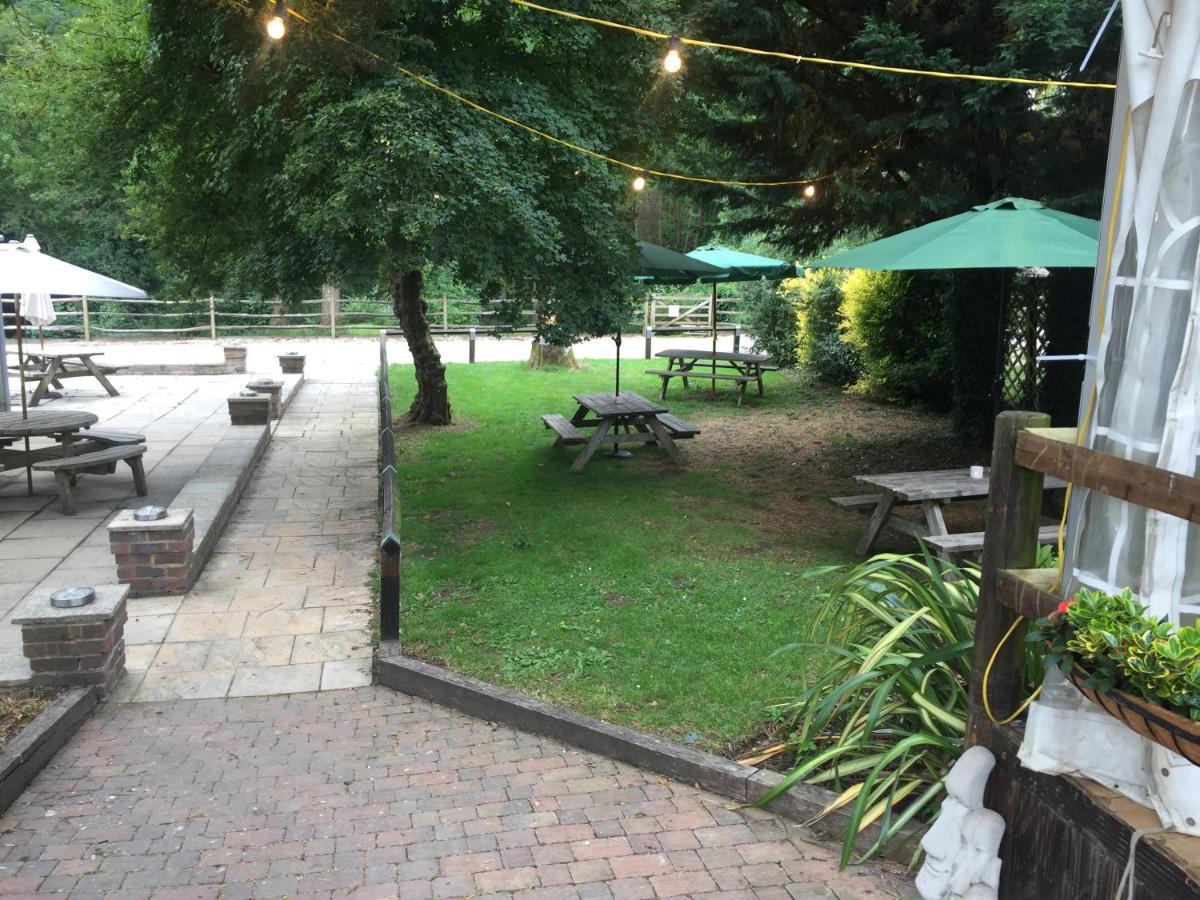 Bell Tent Glamping At Marwell Resort Winchester Eksteriør bilde