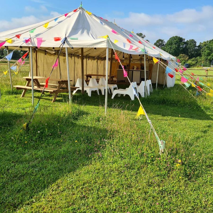 Bell Tent Glamping At Marwell Resort Winchester Eksteriør bilde