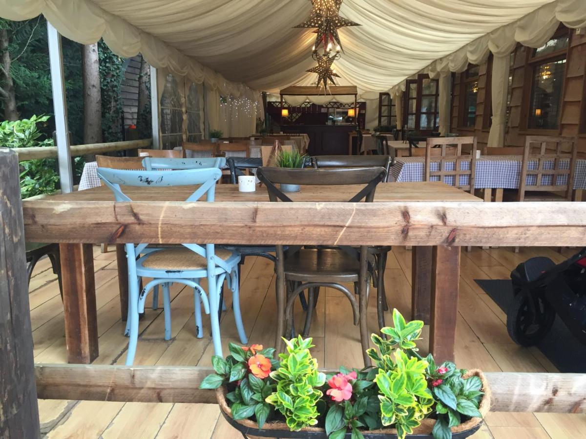 Bell Tent Glamping At Marwell Resort Winchester Eksteriør bilde